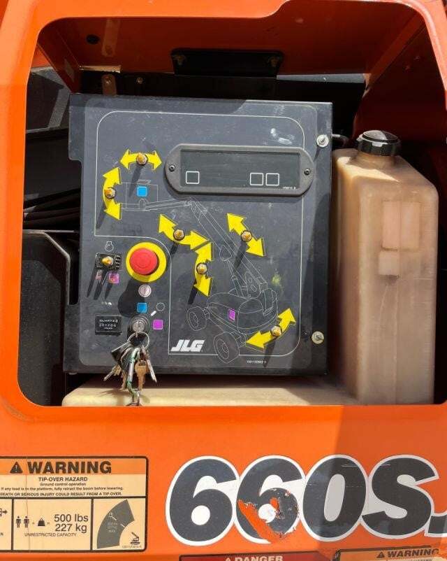2017 JLG 660SJ