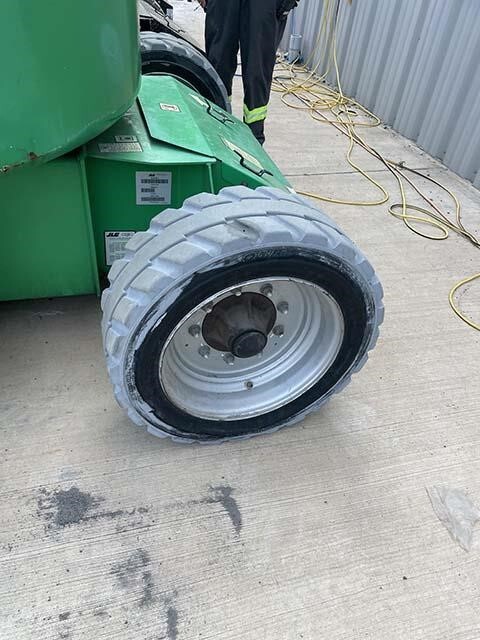 2015 JLG E450AJ