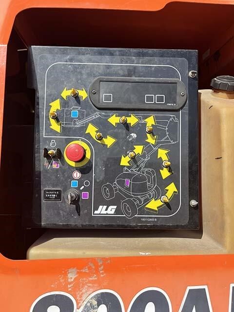 2017 JLG 800AJ-15