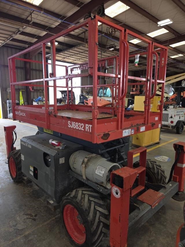 2017 Skyjack SJ-6832RT-2