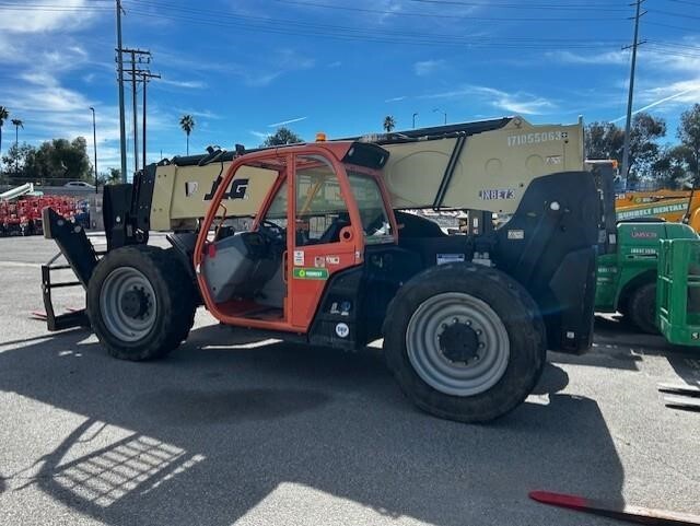 2017 JLG 1055