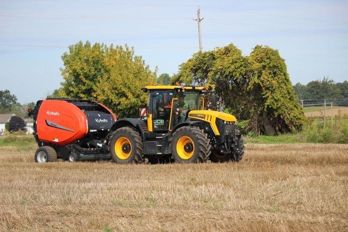 Photo of a 2026 JCB FASTRAC 4220