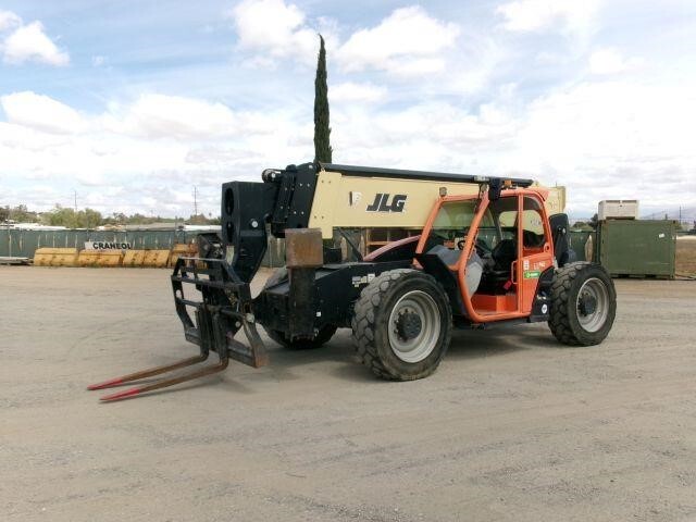 2017 JLG 1055