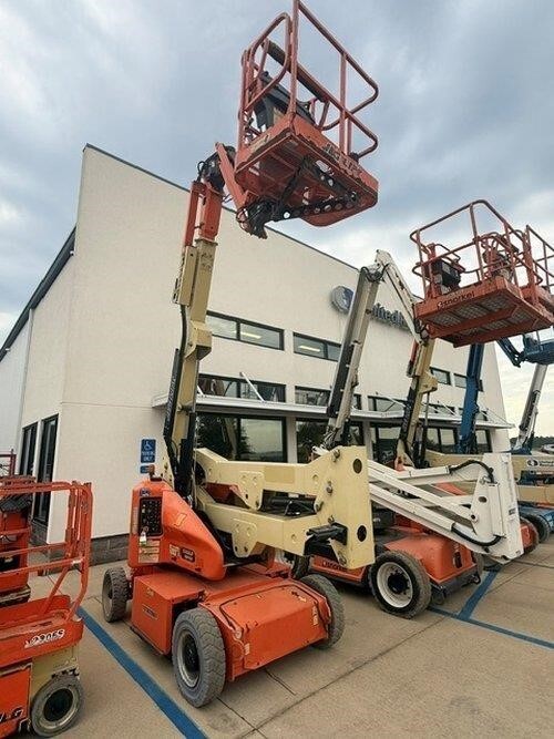 2017 JLG E400AJP-3