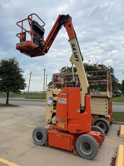 2017 JLG E300AJ