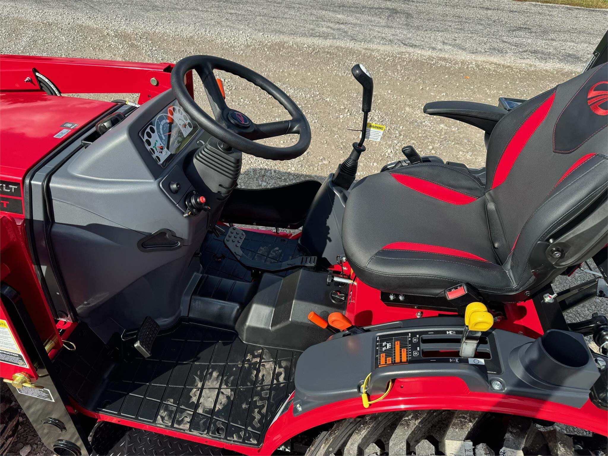 2023 Mahindra MAX 26XLT HST
