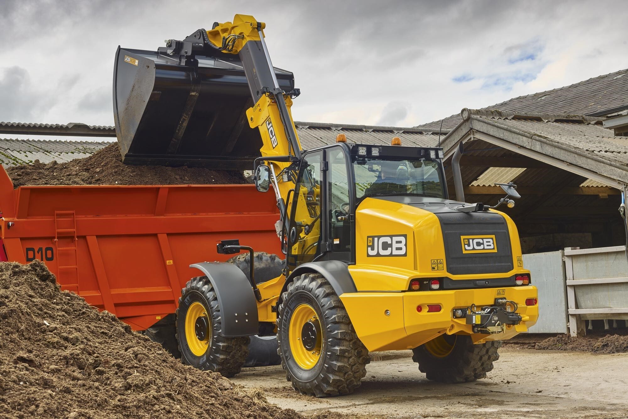 2025 JCB TM420